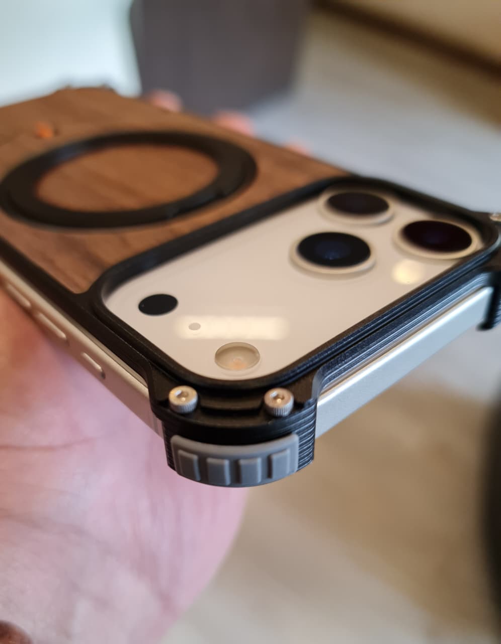 Magnetic Metal Premium Wooden Frameless Case For Iphone 17 Pro max